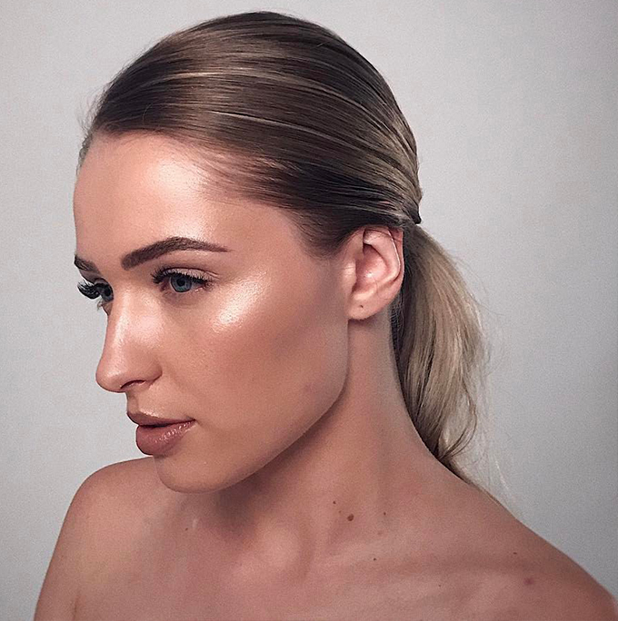 Maquiagem com pele iluminada e efeito glossy - Brigitte Calegari