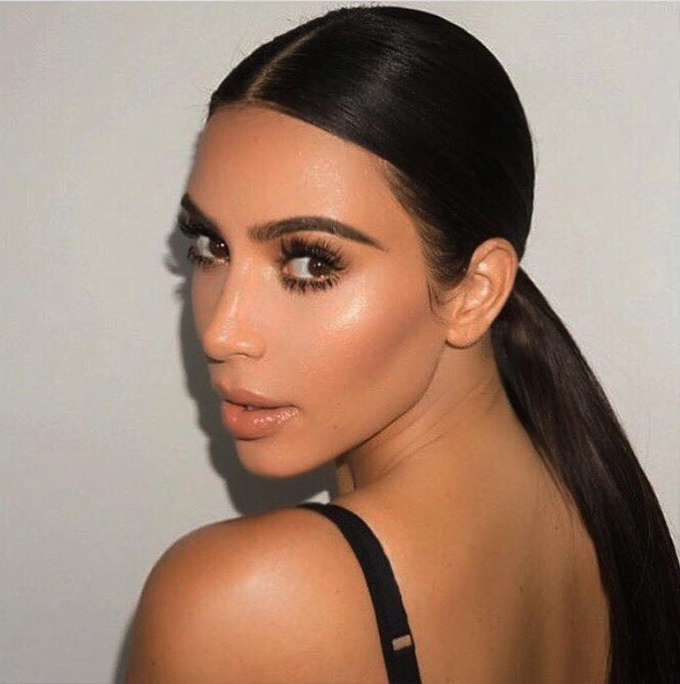 Kim Kardashian - Lições de Maquiagem das Kardashians - Brigitte Calegari