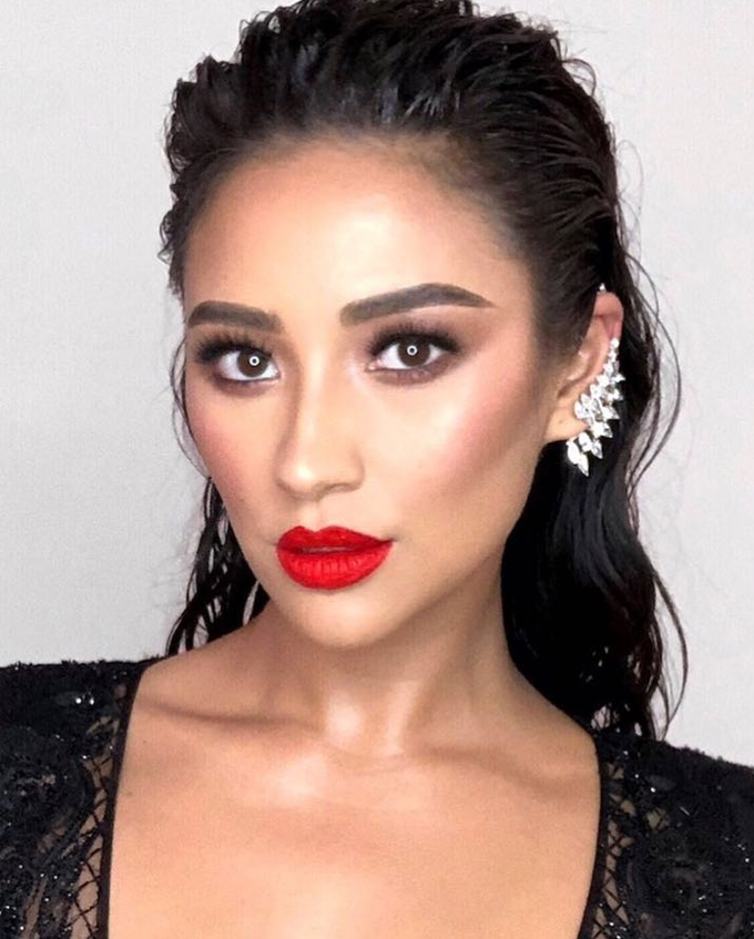 Shay Mitchell Maquiagem Golden Globes 2018